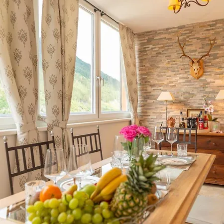 Panorama & Kaiser Franz Josef I Im Schillerhof *